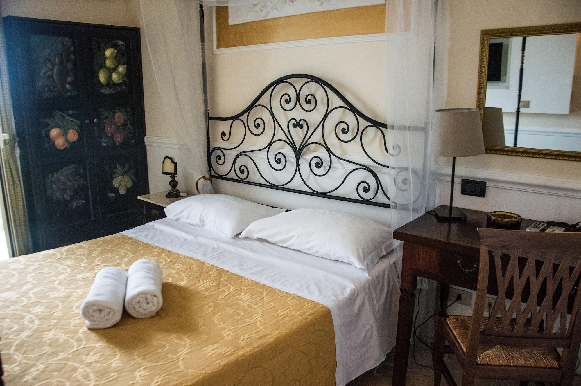 Hotel & Apartments Villa Linda Giardini Naxos Exteriör bild