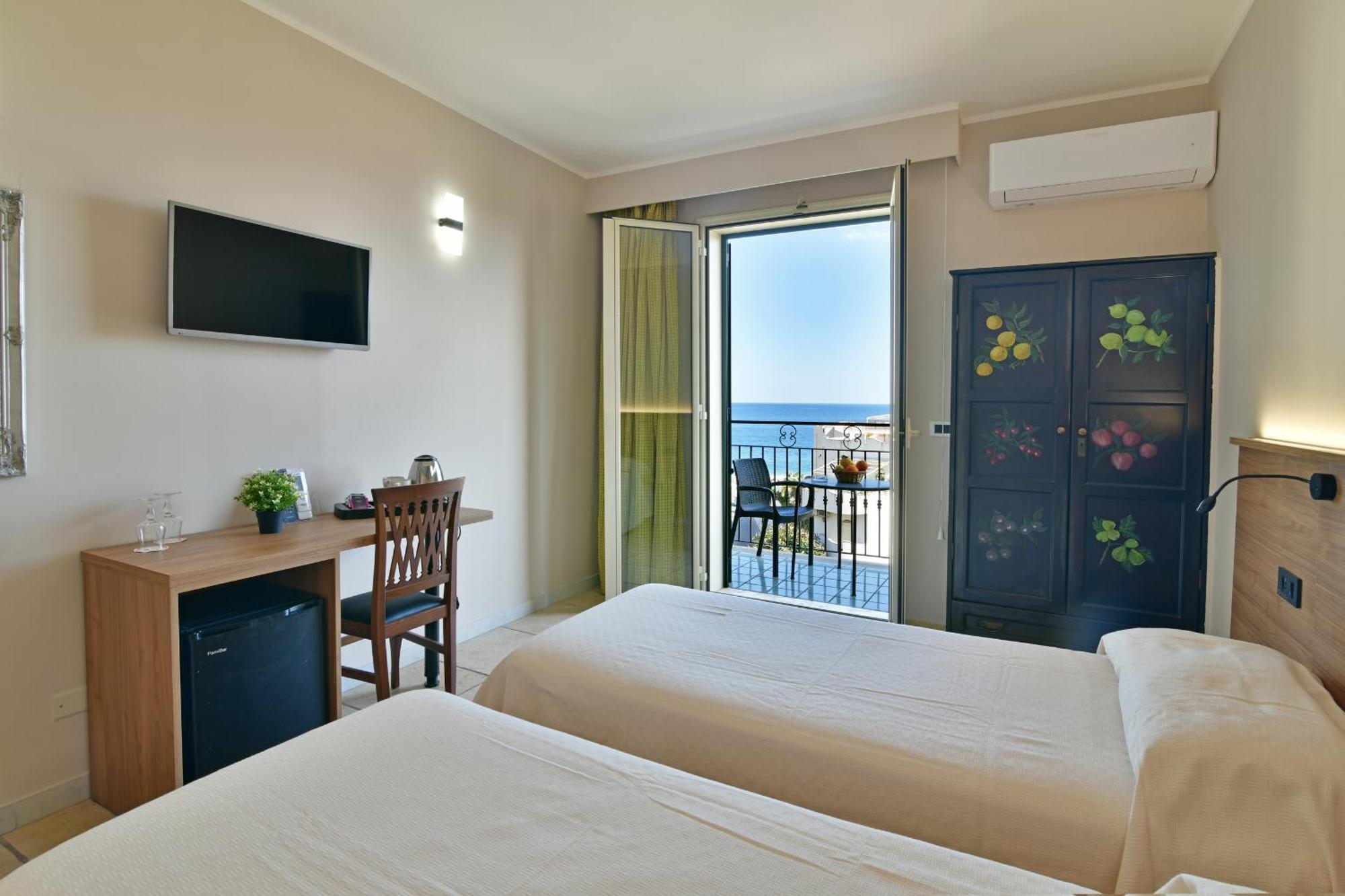 Hotel & Apartments Villa Linda Giardini Naxos Exteriör bild