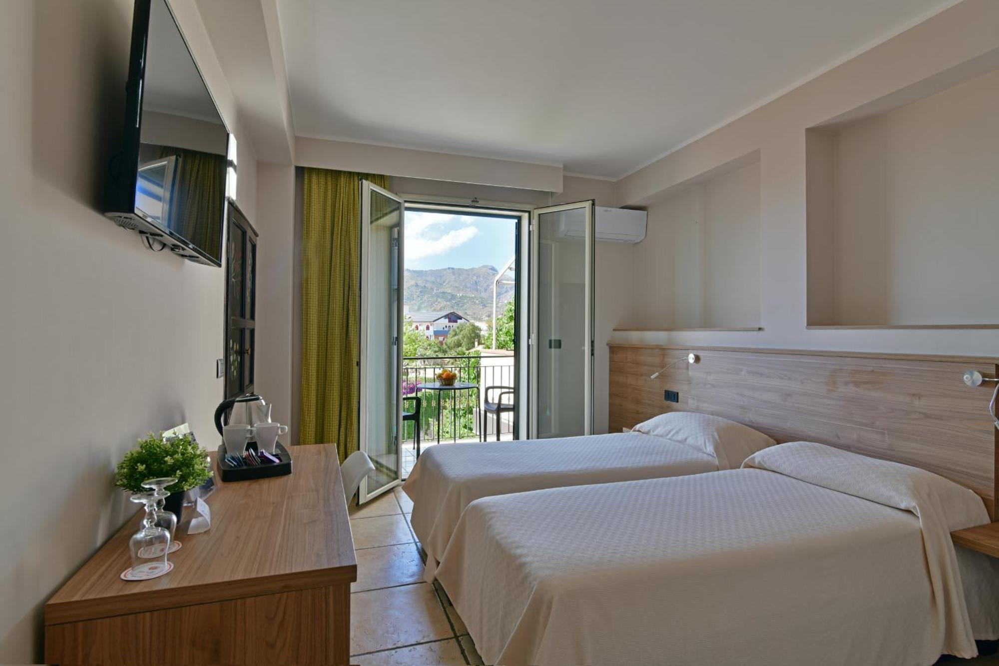 Hotel & Apartments Villa Linda Giardini Naxos Exteriör bild