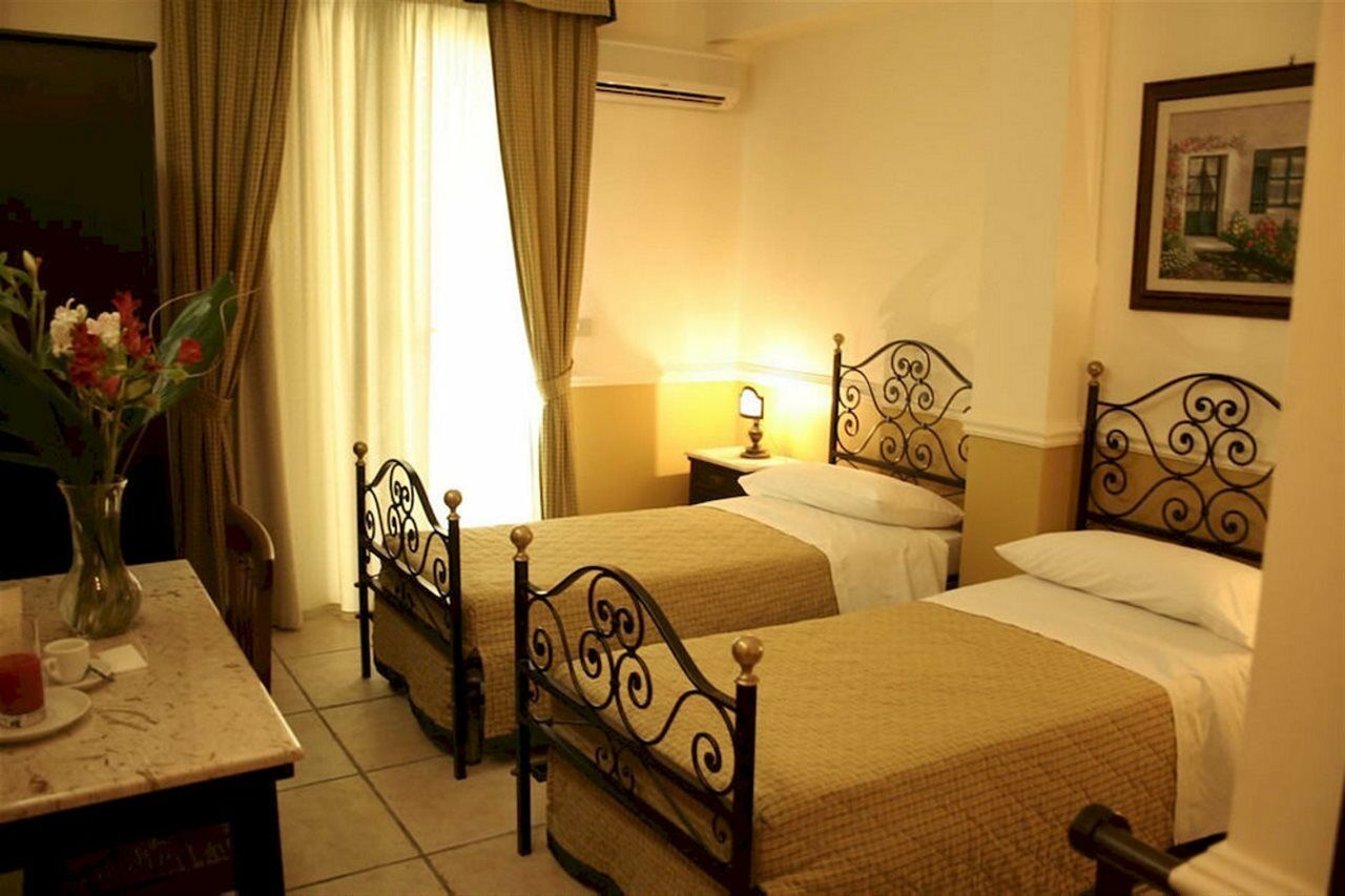 Hotel & Apartments Villa Linda Giardini Naxos Rum bild